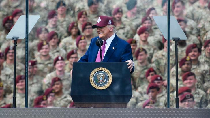 Le président Donald Trump s’exprime lors d’un rassemblement devant des milliers de soldats de l’armée américaine, le 10 juin 2025, à Fort Bragg, en Caroline du Nord.