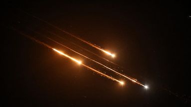 Des débris de missiles tirés depuis l'Iran en direction d'Israël laissent des traces dans le ciel nocturne au-dessus de Naplouse, en Cisjordanie, après avoir été interceptés le 13 juin 2025.