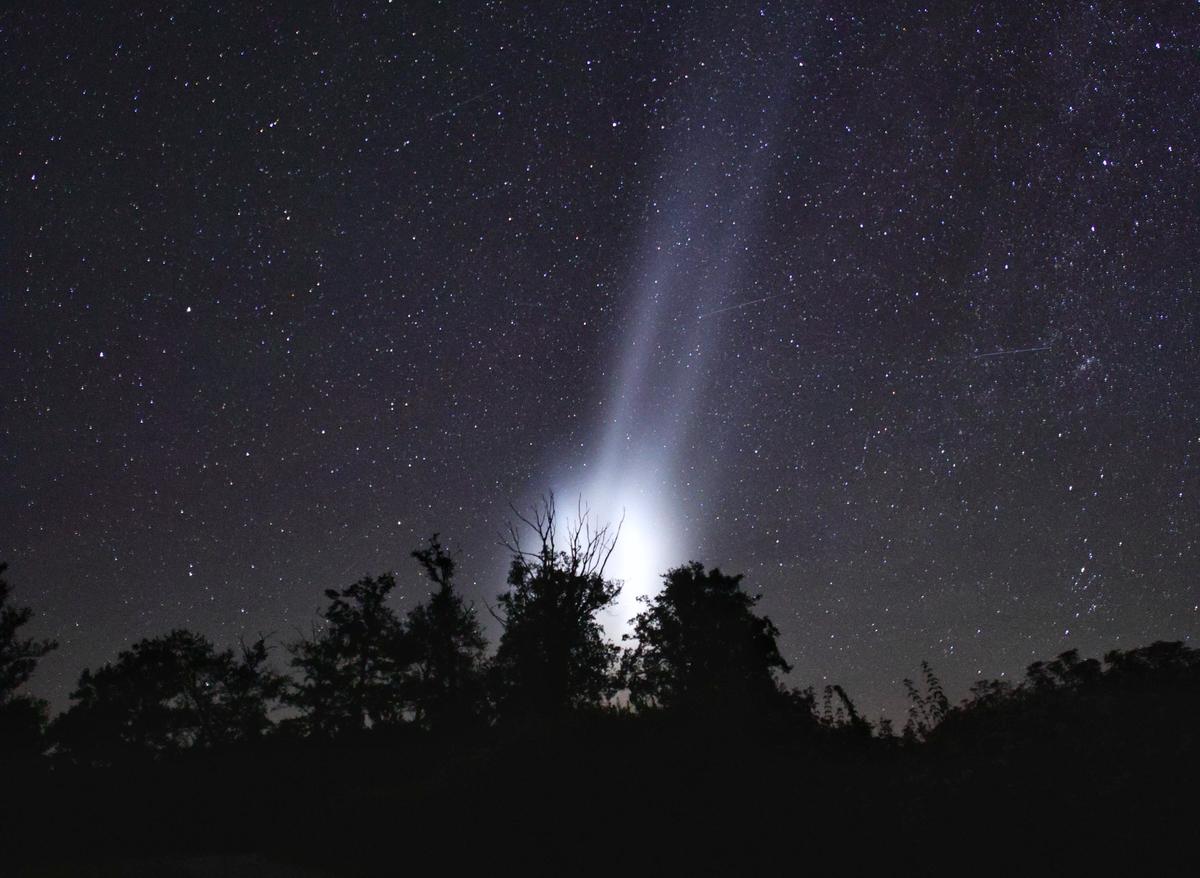 « C’est quoi ce délire dans le ciel » : l’astrophotographe charentais explique un drôle de phénomène lumineux observé dans la nuit
