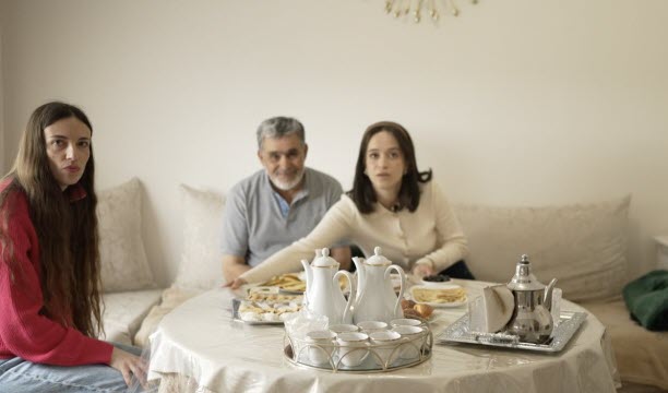 Dernier volet de La Relève  d’Aurélie Charon, d’Amélie Bonnin avec le collectif Radio Livre, Réuni.es , Chez Sihame: à voir au TNS, du 7 au 15 janvier 2026.   Photo Dr