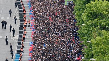 Des dizaines de milliers de personnes se massent sur le Champs-Élysées.  - Guillaume SOUVANT / AFP