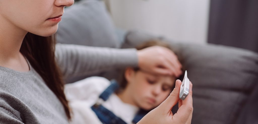<p>Les médecins pensent à une amygdalite : la fillette de 5 ans décède 12 heures plus tard dans les bras de sa mère</p>