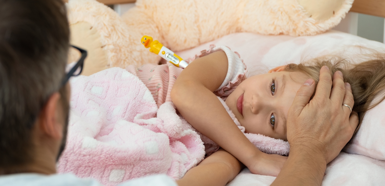 Les médecins pensent à une amygdalite : la fillette de 5 ans décède 12 heures plus tard dans les bras de sa mère