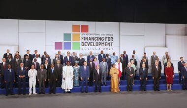 Pedro Sánchez et António Guterres lors de la réunion sur le financement du développement à Séville, le 30 juin 2025.