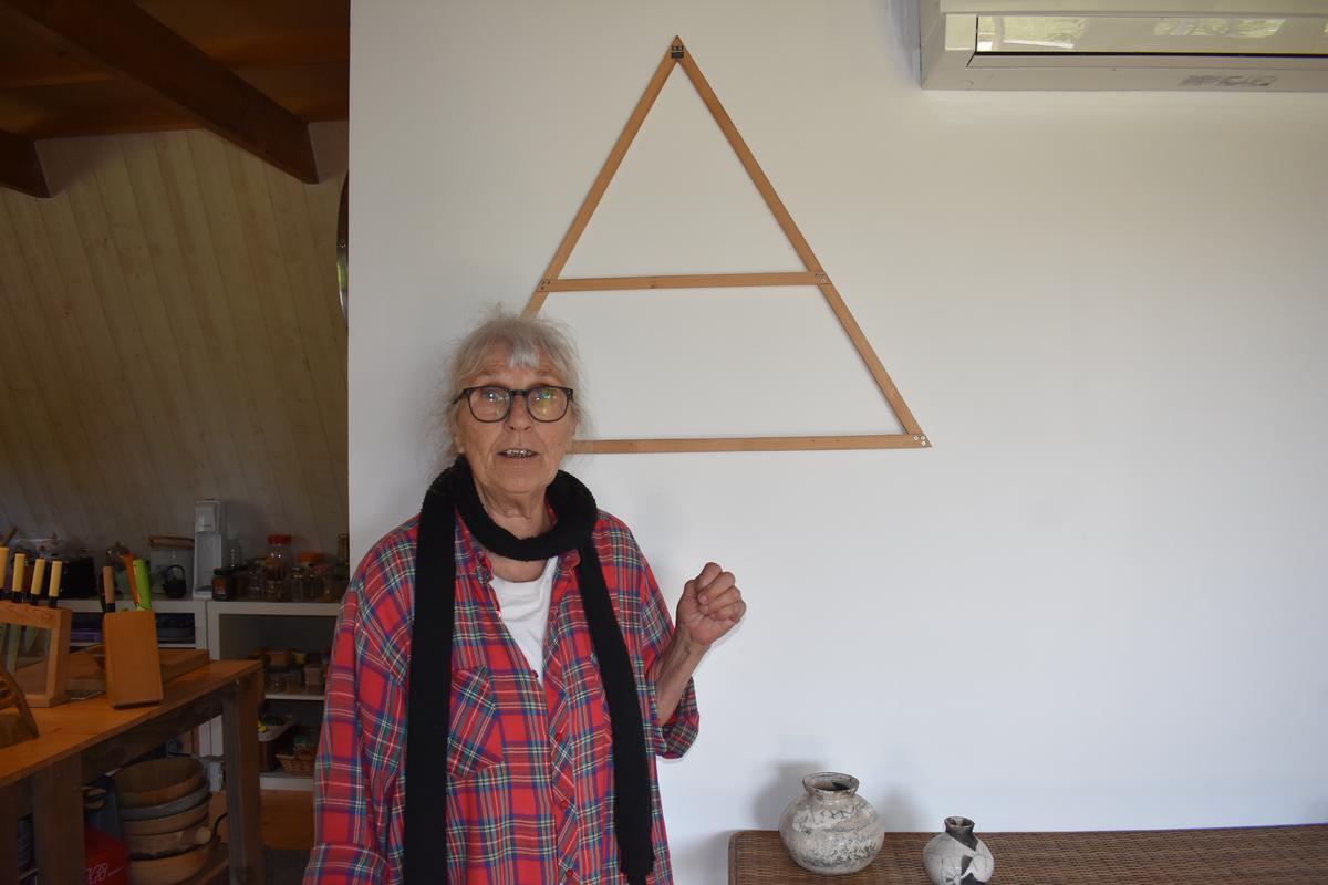 Élizabeth Faure conserve ce modèle réduit des triangles qui forment le squelette de sa maison.