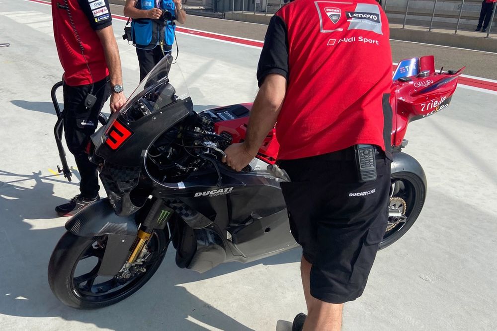 Nouveau carénage sur la Ducati au test post-course d'Aragon