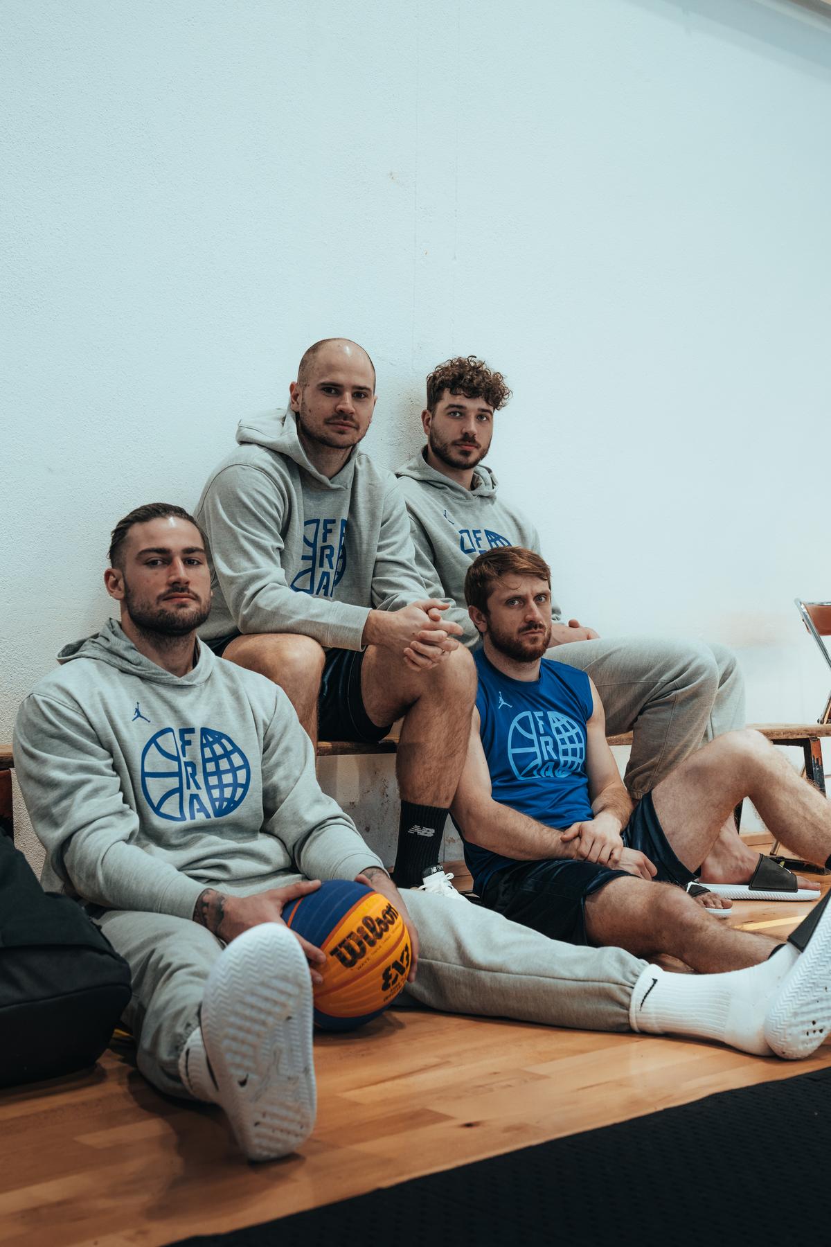 Une partie du roster du Bordeaux 3x3 Pro - (de gauche à droite) Emmanuel Monceau, Alex Vialaret, Eddy Steiner (en bleu) et Baptiste Ogier