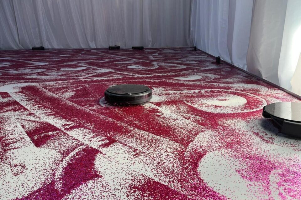 Des installations surprenantes, voire hypnotisantes, transforment des scènes de fête en oeuvres d'art, dans cette exposition originale à découvrir à Lille (Nord).