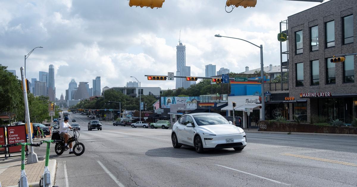le régulateur routier examine de possibles infractions du robotaxi de Tesla après plusieurs incidents