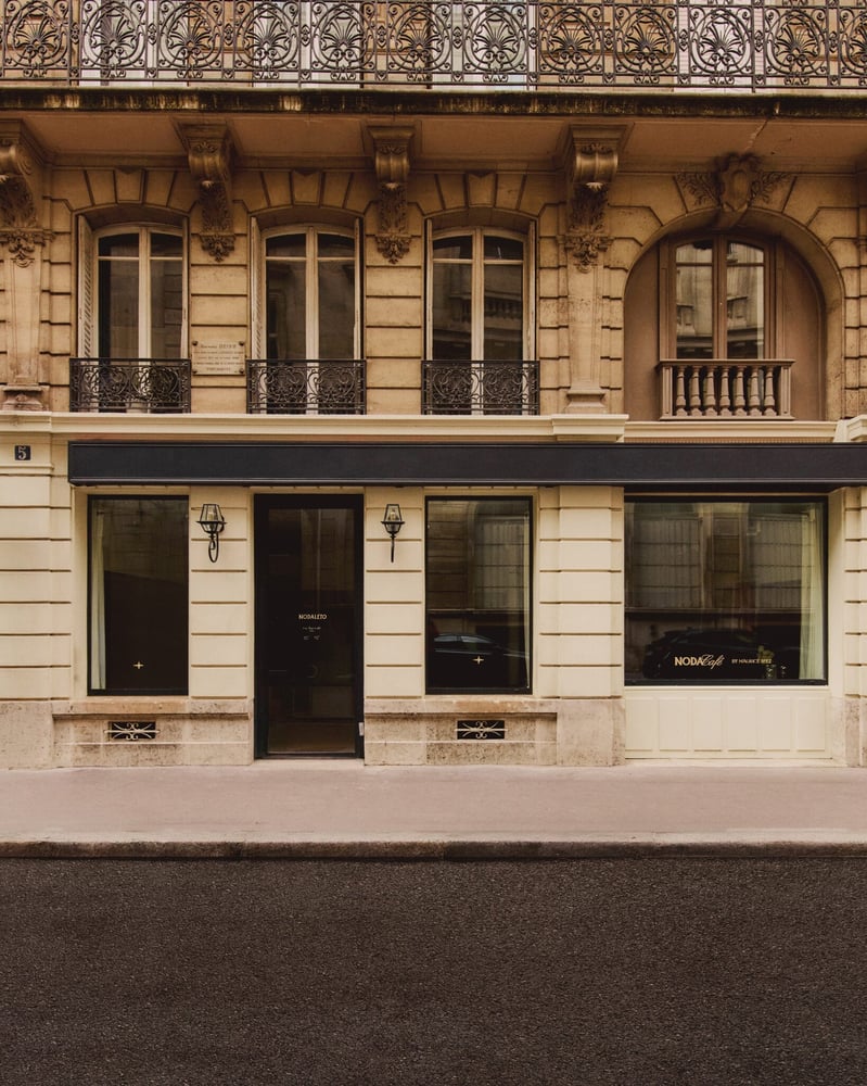 L'espace de 100 mètres carrés est situé non loin de la rue Saint-Honoré