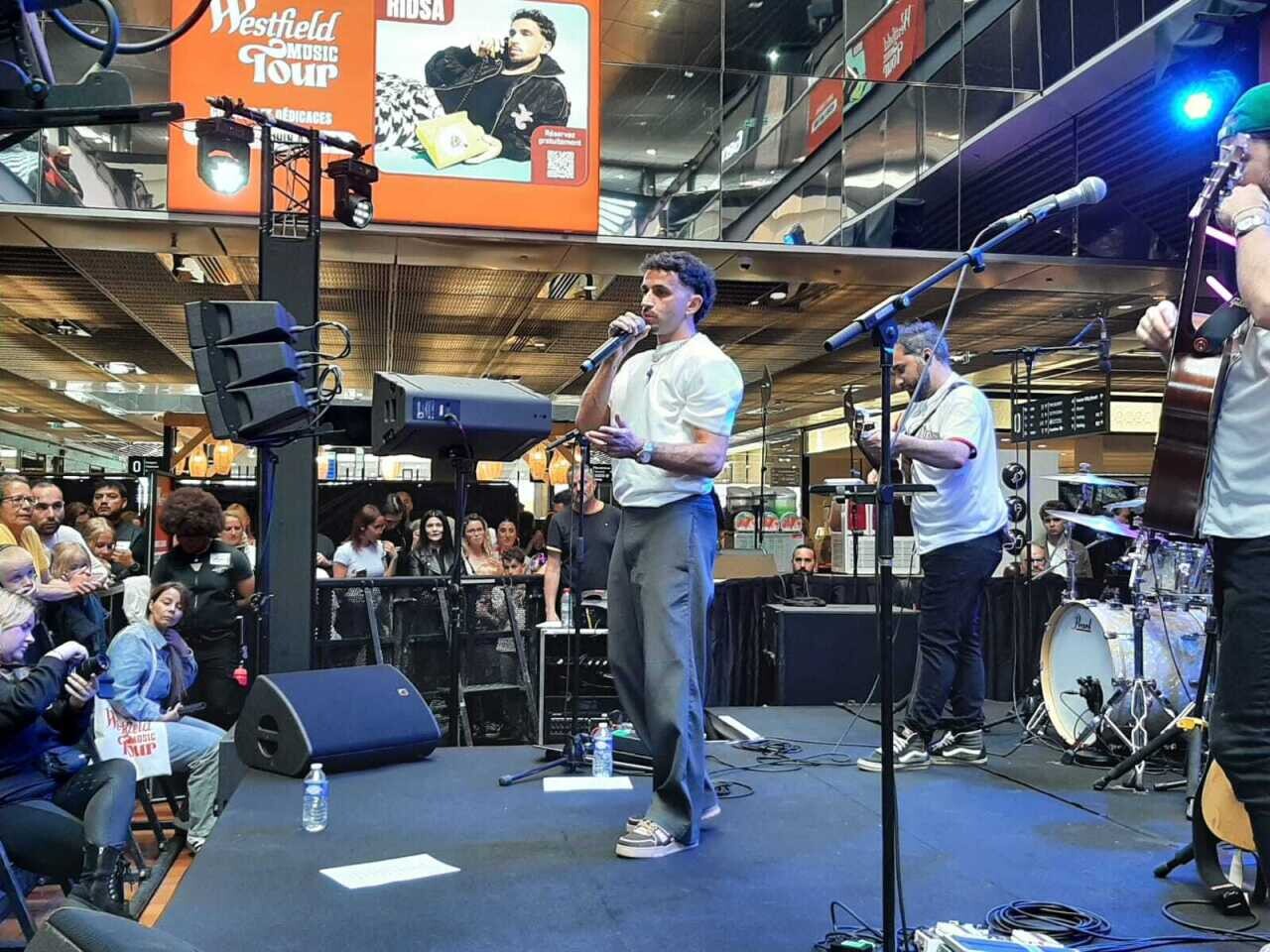VIDÉO. Le chanteur Ridsa a enflammé le centre Westfield Euralille en reprenant tous ses tubes