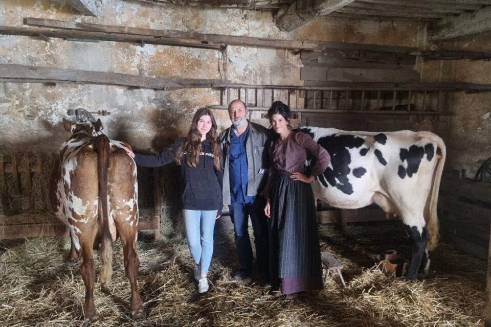Salomé Laguille, Cédric Clapisch et Suzanne Lindon entourés de Pirouette et Parisienne, dans la grange du tournage.