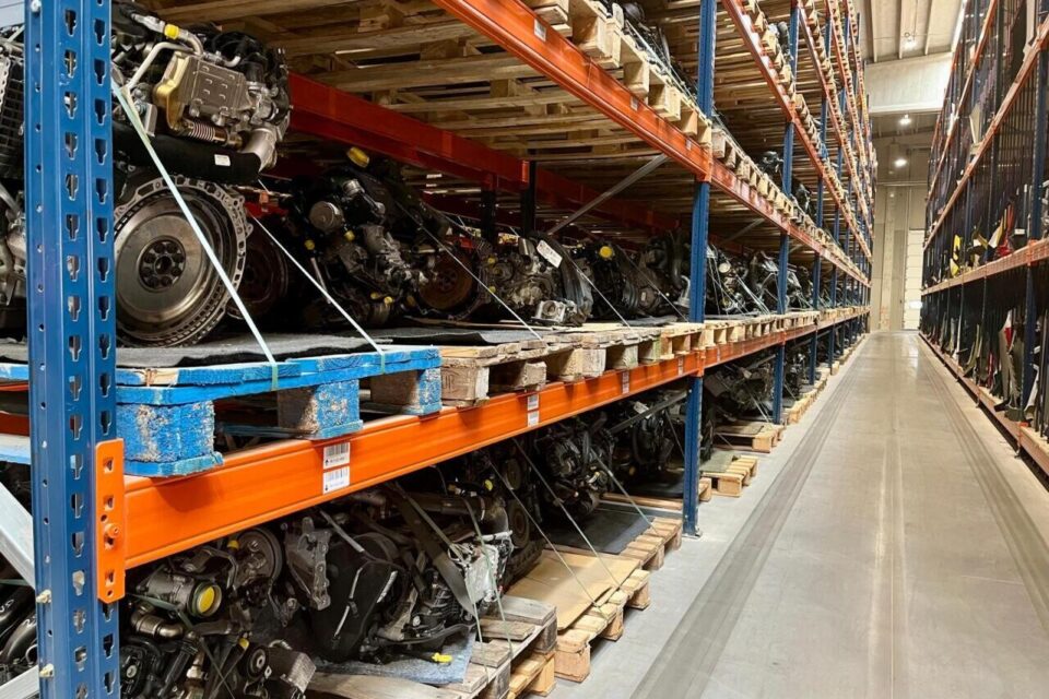 D'immenses espaces de stockage permettent d'assurer la revente des produits (ici des moteurs en premier plan).
