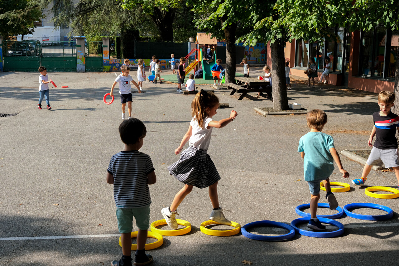 la vague de chaleur s’intensifie, des écoles ferment en urgence dès lundi