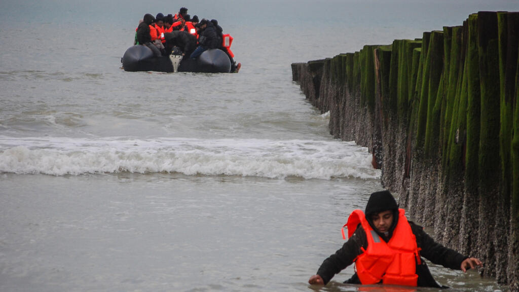 La France change de doctrine sur les embarcations d'exilés qui tentent de traverser la Manche