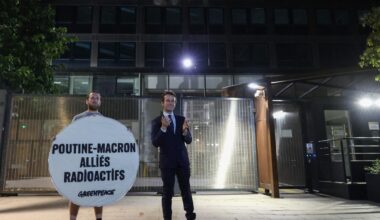 Greenpeace rend la statue de Macron, volée chez Grévin la veille, et la dépose devant le siège d’EDF