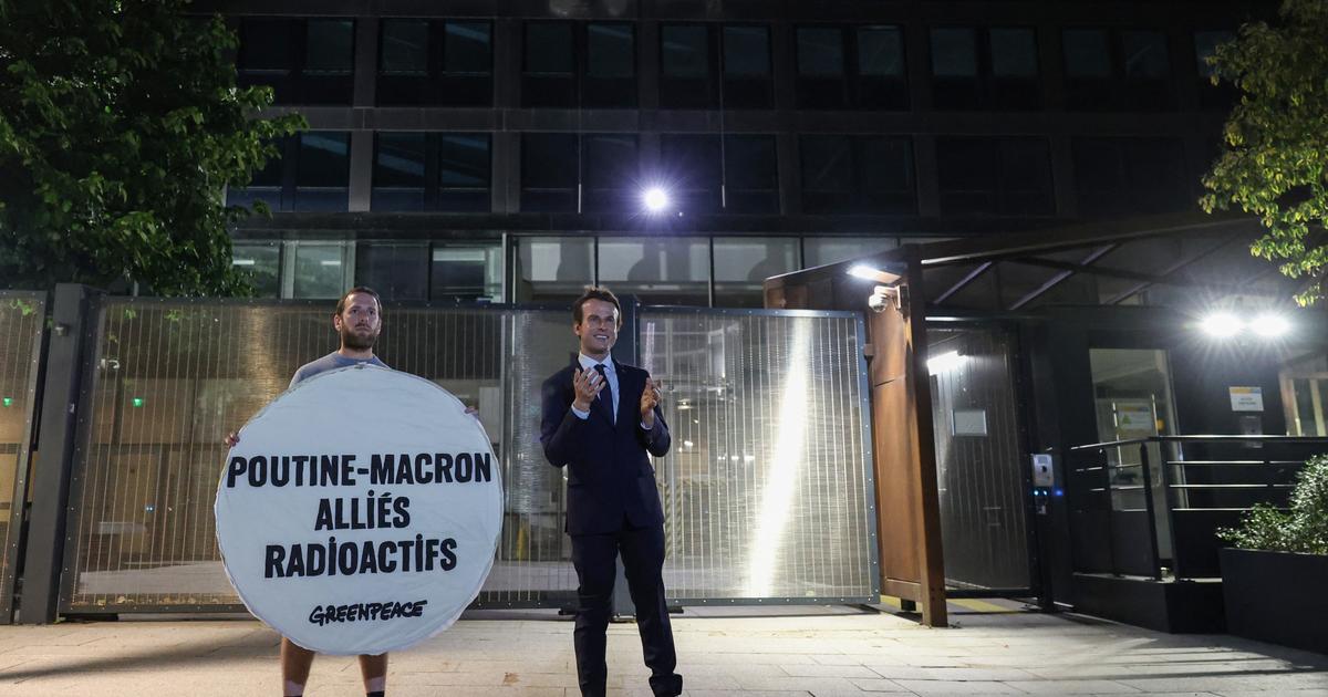 Greenpeace rend la statue de Macron, volée chez Grévin la veille, et la dépose devant le siège d’EDF