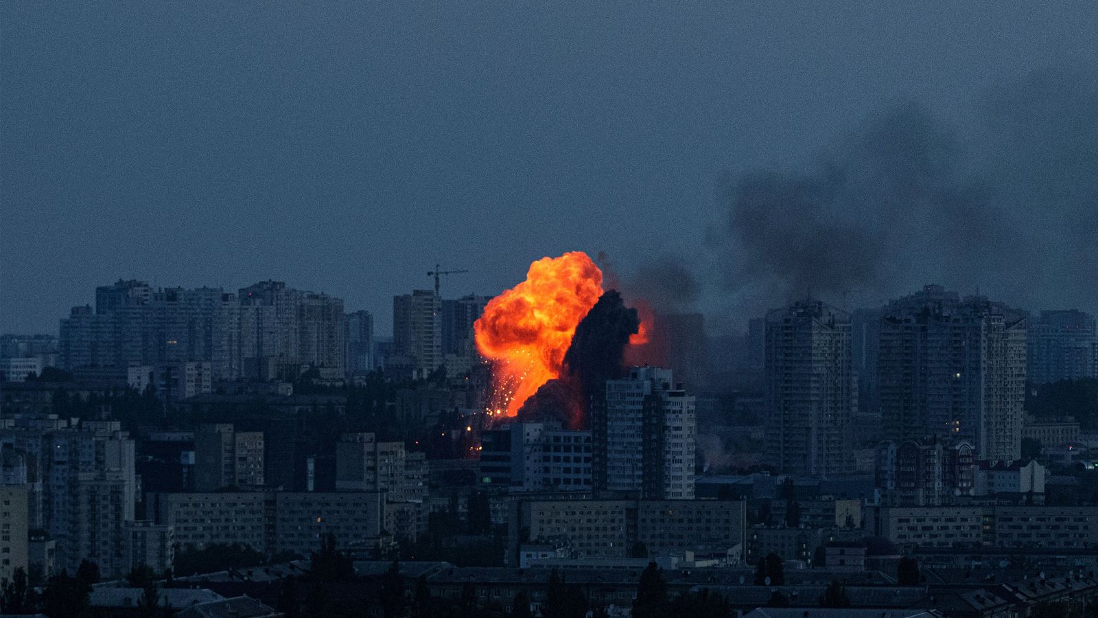 La guerre en Ukraine s'intensifie et la Russie met en garde contre une guerre nucléaire en cas d'échec des pourparlers de paix