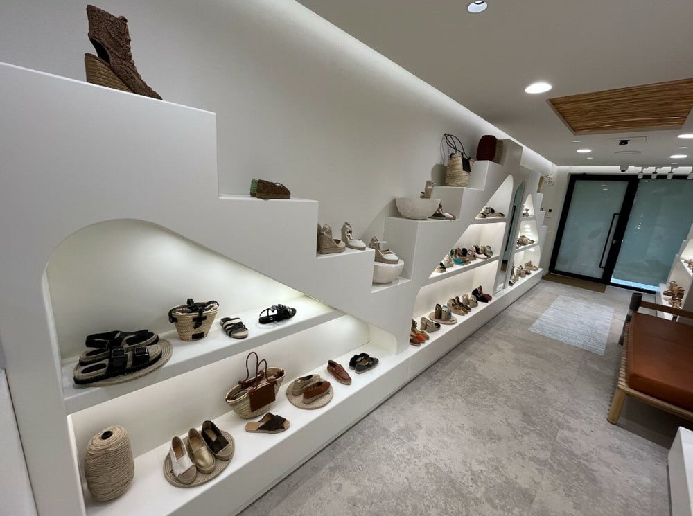 Intérieur de la boutique phare rénovée de la marque de chaussures catalane à Paris.