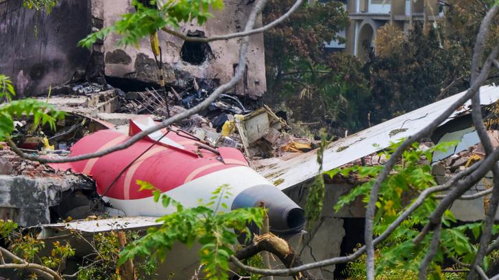 La queue de l’avion après le crash du vol 171 d’Air India, photographiée dans un quartier résidentiel près de l’aéroport d’Ahmedabad en Inde, le 14 juin 2025.