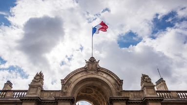 La France va "faciliter le départ" de ses ressortissants bloqués en Iran et en Israël