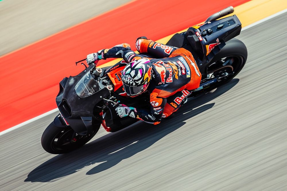 Enea Bastianini a testé des carénages, comme les autres pilotes KTM.