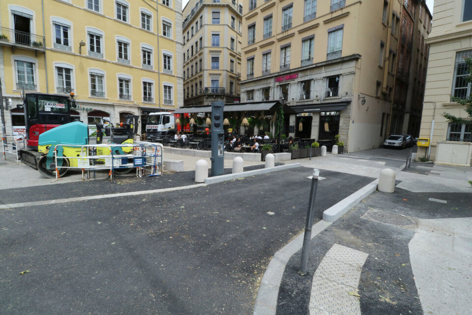 L'une des bornes achevées rue du Port du Temple côté quais de Saône.