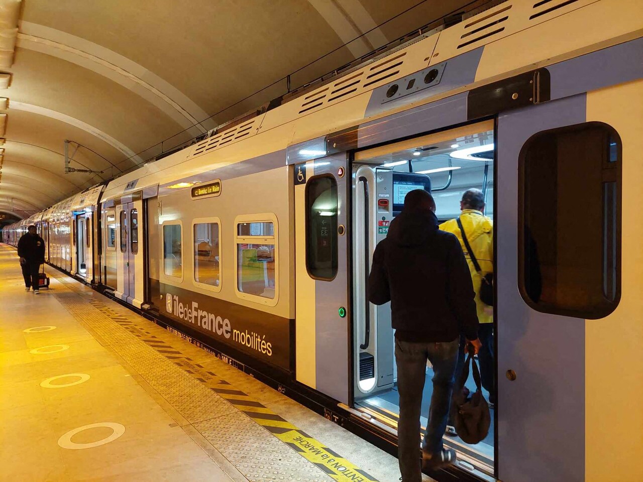 le RER E totalement interrompu plusieurs heures, la gare Magenta fermée
