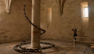 Le sculpteur Othoniel propose une odyssée visuelle et sensorielle dans des lieux emblématiques d’Avignon