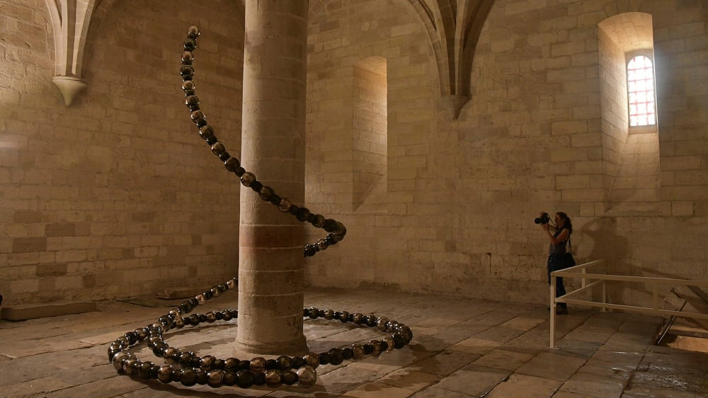 Le sculpteur Othoniel propose une odyssée visuelle et sensorielle dans des lieux emblématiques d’Avignon