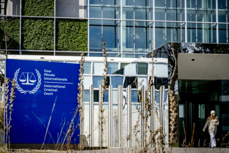 Une femme sort du bâtiment de la Cour pénale internationale (CPI) à La Haye, le 11 mars 2025 ( ANP / Robin Utrecht )