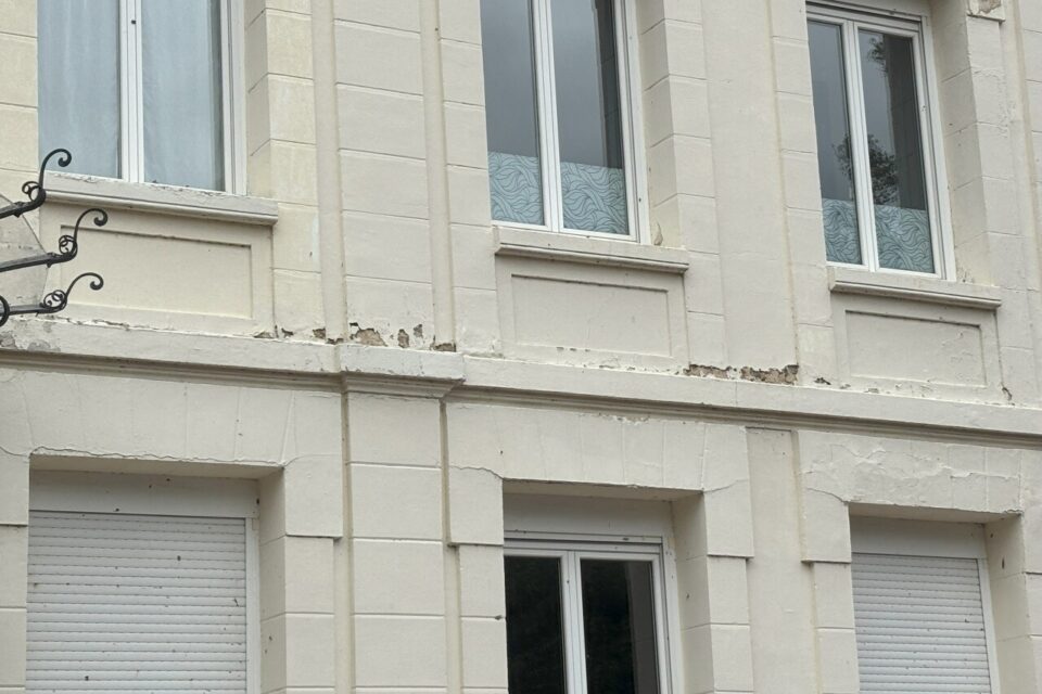 La façade du Manoir de l'Andelle a été abîmée par les grêlons lors de l'orage du mercredi 25 juin 2025.