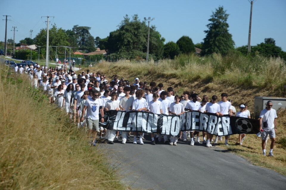 De nombreuses personnes ont participé à cette marche blanche, à Villenave d'Ornon (Gironde), pour rendre hommage à Ilann.