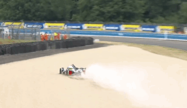 24 heures du Mans : sortie de piste, capot arrière arraché... En vidéo, une Peugeot se fait peur - Le Figaro