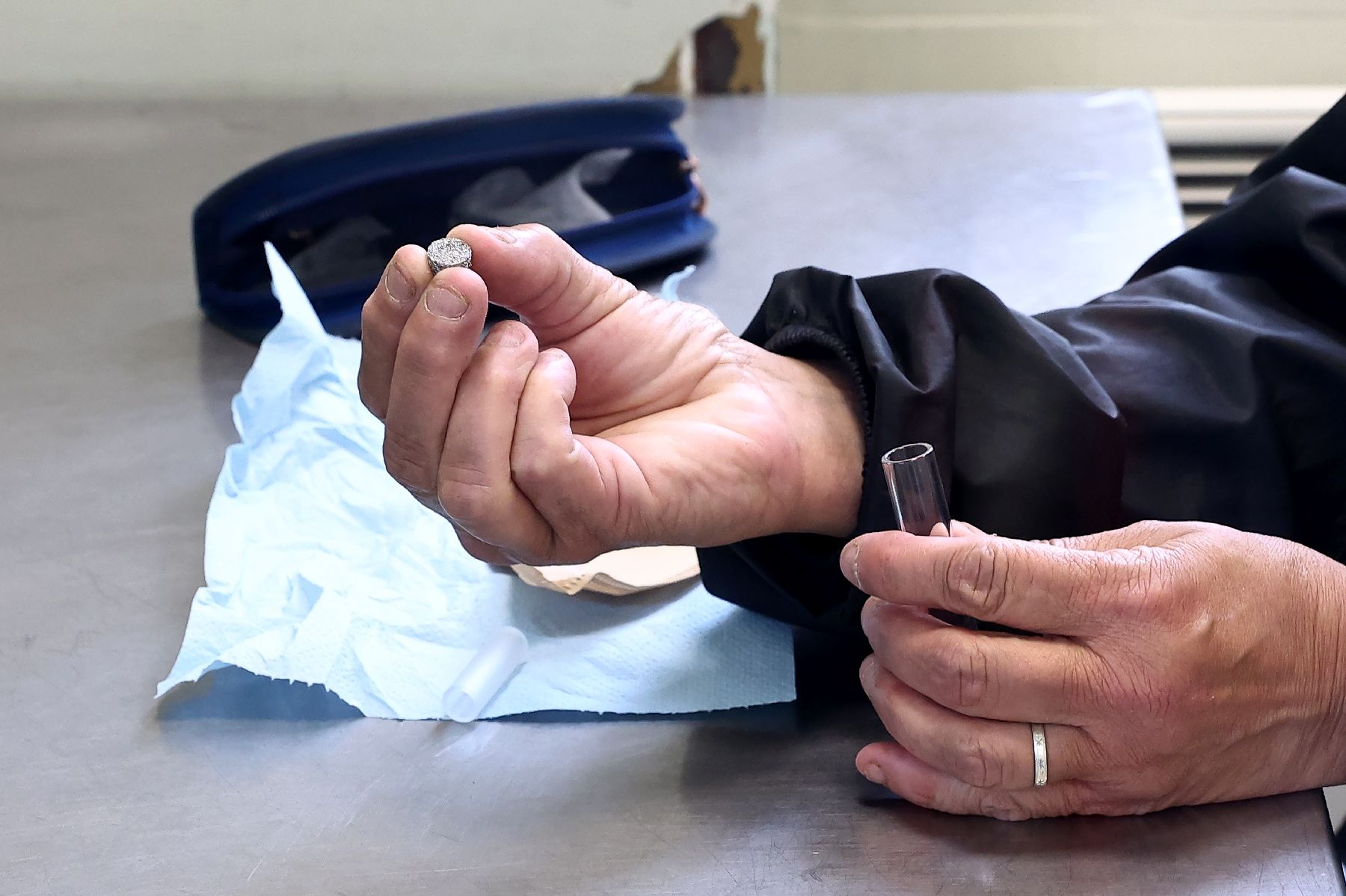 Un usager se prépare à fumer du crack dans la salle d'injection supervisée de drogues Argos dont s'occupe l'association Ithaque à Strasbourg, le 4 juin 2025 dans le Bas-Rhin