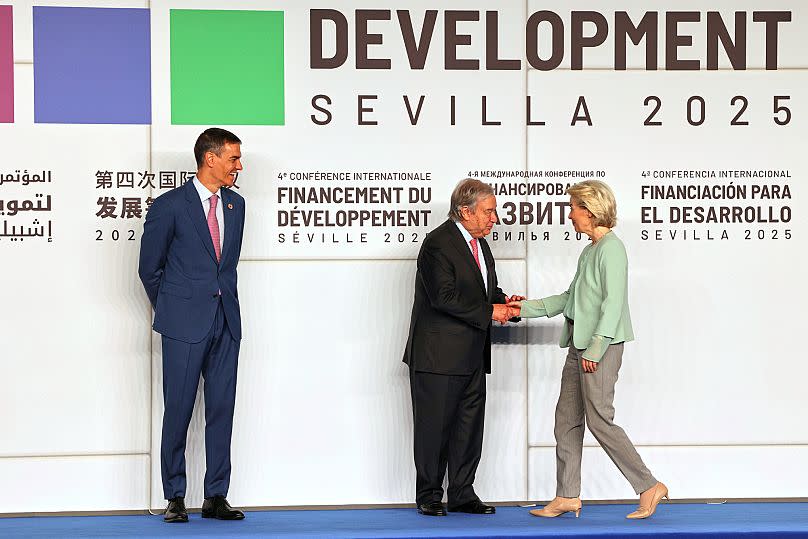 Pedro Sánchez et António Guterres accueillent la présidente de la Commission européenne Ursula von der Leyen à Séville, le 30 juin 2025.
