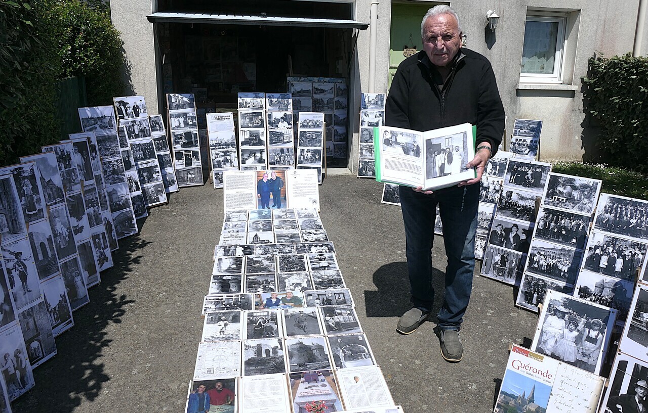 il expose devant chez lui de vieilles photos de Guérande