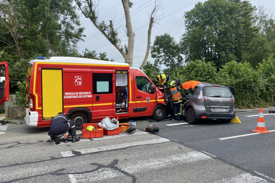 Une violente collision s’est produite ce dimanche 29 juin 2025 rue Henri-Barbusse, à Cherbourg-en-Cotentin (Manche). Une voiture et un véhicule des sapeurs-pompiers sont impliqués.