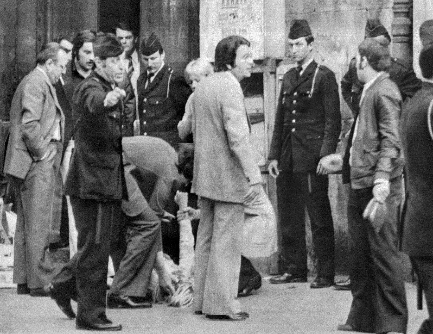 Des policiers évacuent les travailleuses du sexe qui occupaient l'église Saint-Nizier pour protester contre l'attitude répressive de la police à leur égard, le 10 juin 1975 à Lyon