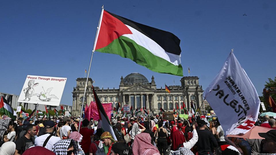 Samedi, des milliers de personnes ont protesté devant le Parlement allemand à Berlin pour dénoncer la politique israélienne dans la bande de Gaza et vis-à-vis de l'Iran.<span class="copyright">Halil Sagirkaya/Anadolu Agency/IMAGO</span>