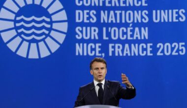 Emmanuel Macron juge que «remettre en cause» la priorité donnée au climat est une «énorme erreur»