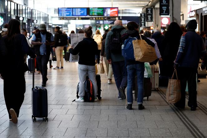 Des passagers attendent dans le hall des départs de la gare Montparnasse (Paris), alors que les travailleurs de la SNCF ont appelé à une grève, le 6 mai 2025.