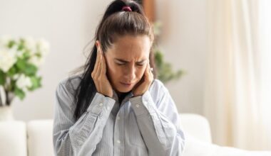 Ce symptôme fréquent au niveau des oreilles pourrait être le signe d'un cancer