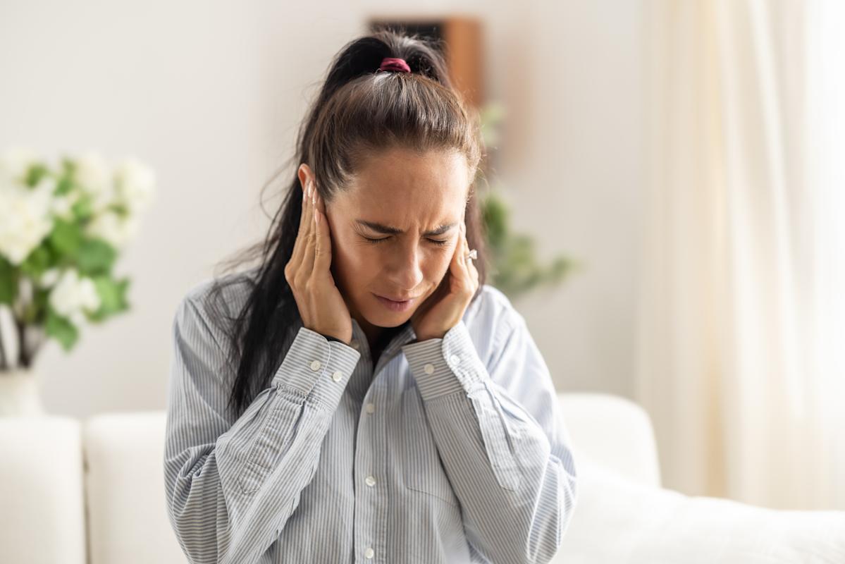 Ce symptôme fréquent au niveau des oreilles pourrait être le signe d'un cancer