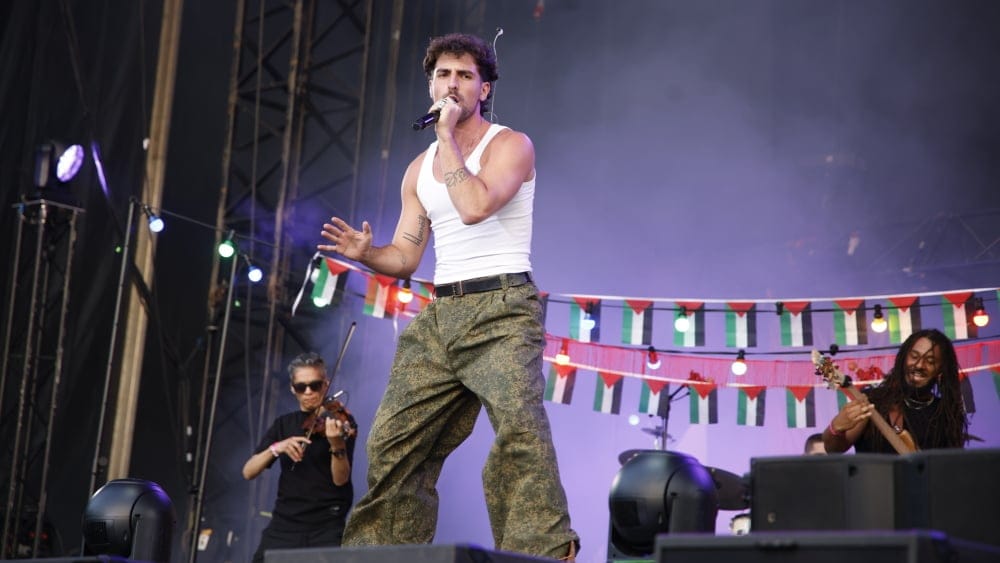 Le rappeur palestinien engagé Saint Levant, nouvelle étoile du rap, programmé à Coachella en 2024, a livré, avec toute sa formation musicale, un show festif.
