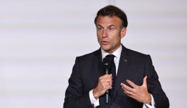 Macron promet d'"interdire les réseaux sociaux aux moins de 15 ans" si l'UE ne le fait pas