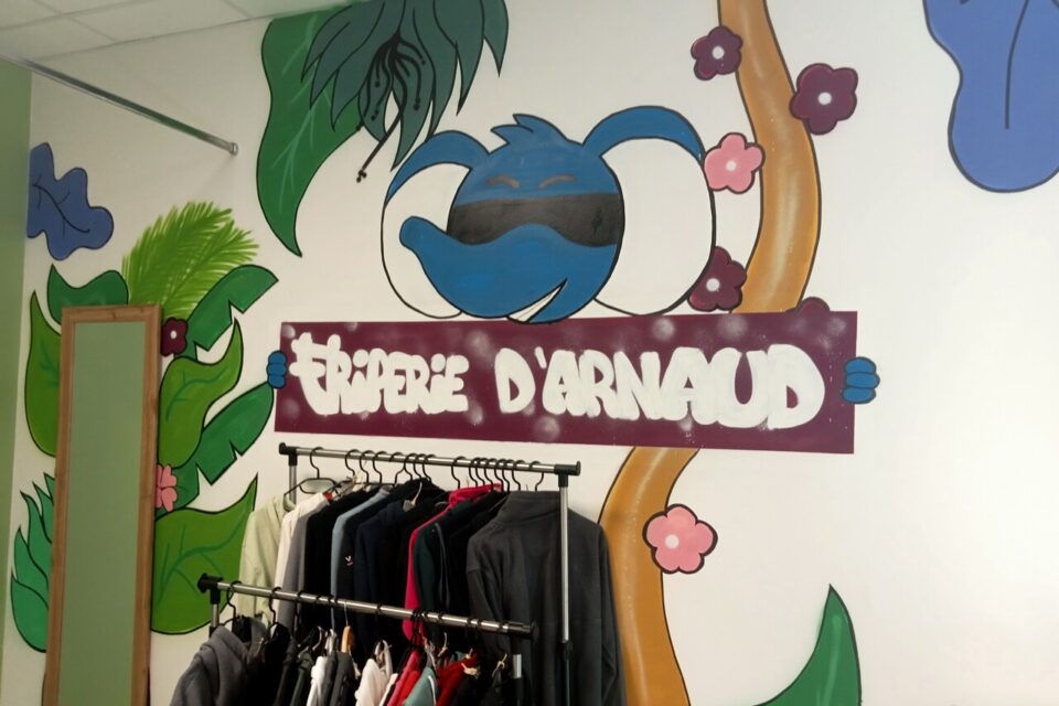 Arnaud l'éléphant mascotte occupe le mur de la friperie.