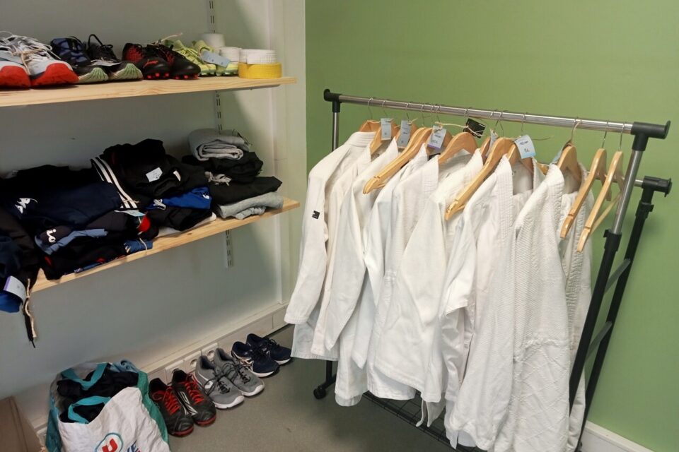 Des vêtements de toutes sortes sont mis à disposition pour les étudiants.