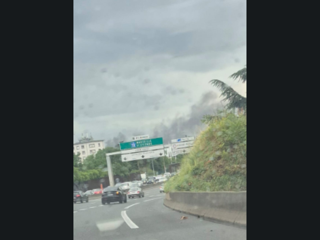 Lyon. Un incendie provoque un gros panache de fumée visible depuis le périphérique
