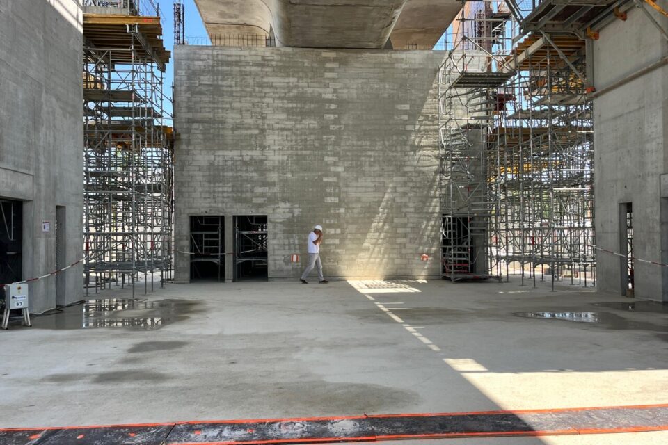 La future station de la ligne C du métro de Toulouse, Aérospace Campus à Montaudran, est déjà dessinée. Au niveau de la bande noire au sol, seront positionnées les portiques de sécurité. Au fond, le grand mur sera recouvert de pavés lumineux.